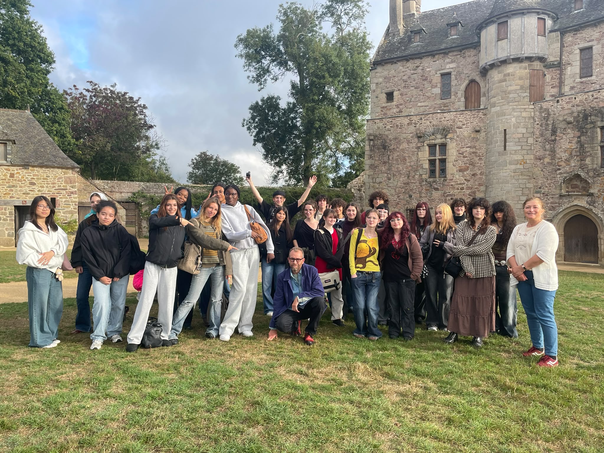 Élèves de spécialité HLP et Arts plastiques devant le domaine de la Roche Jagu