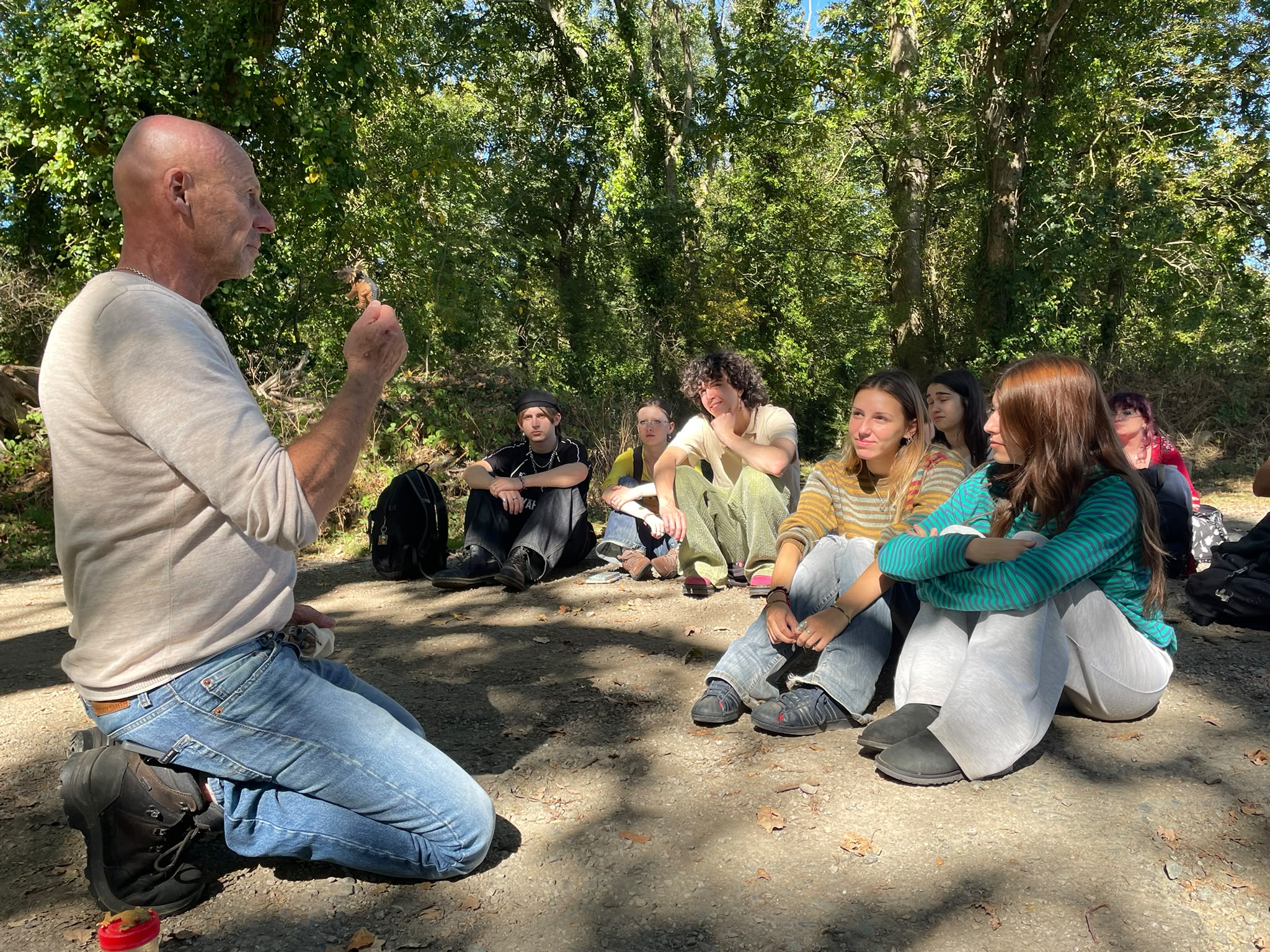 Rencontre artistique et observation du cadre naturel lors de la visite