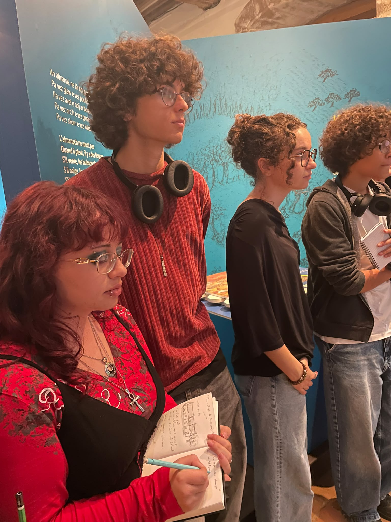 Élèves en visite au cœur du parc de la Roche Jagu