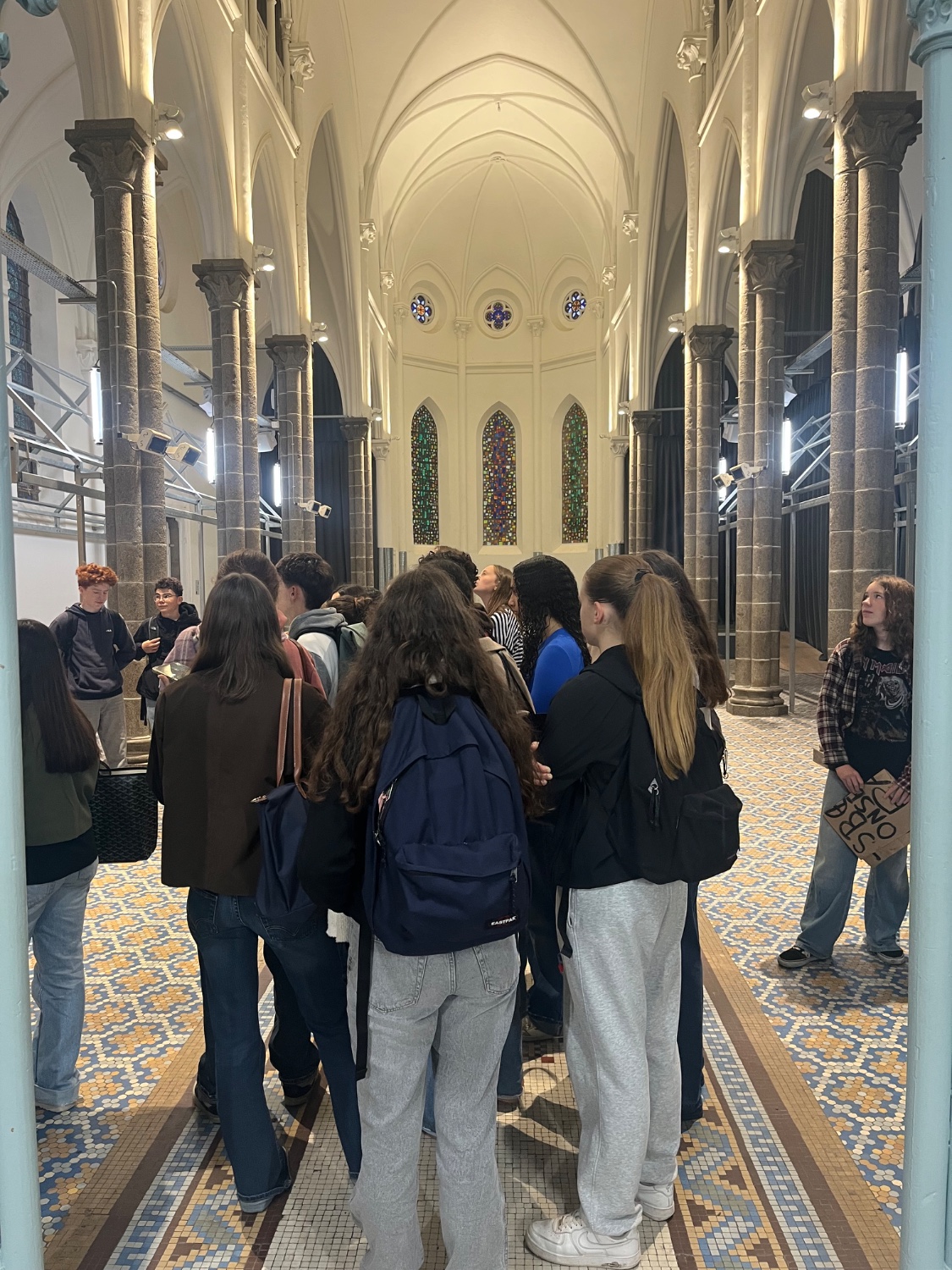 Les élèves découvrent l’intérieur de l’ancienne chapelle de la Providence avec leur guide