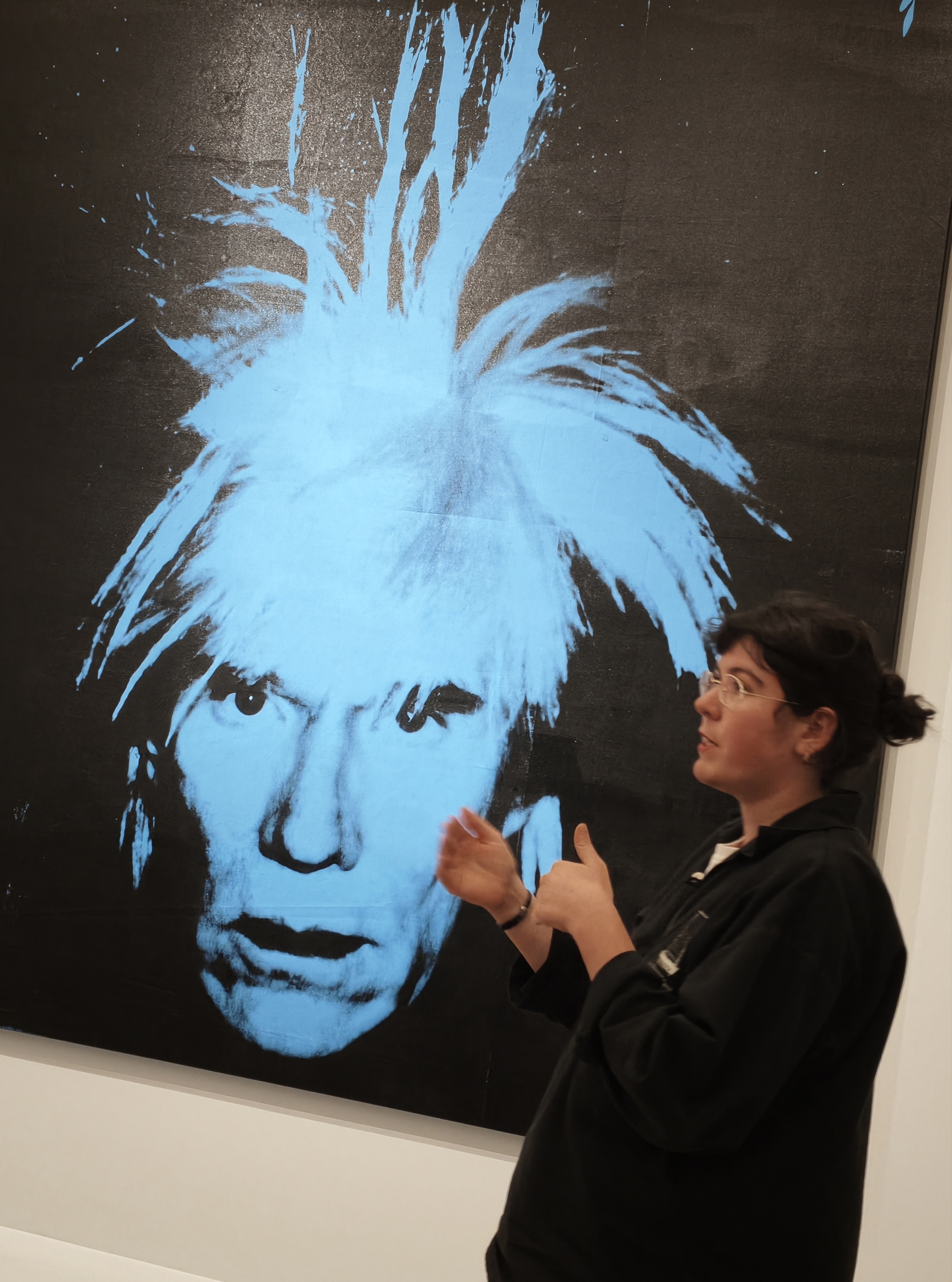Guide présentant une œuvre de l'exposition Warhol aux élèves